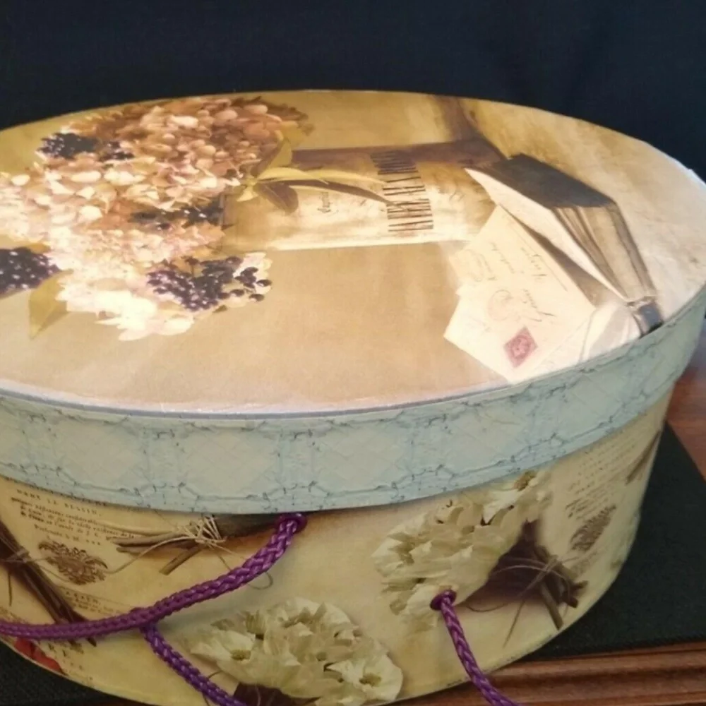 Rare Collectable 2004 Oval Hat Box by Cristin Atria Excellent Condition